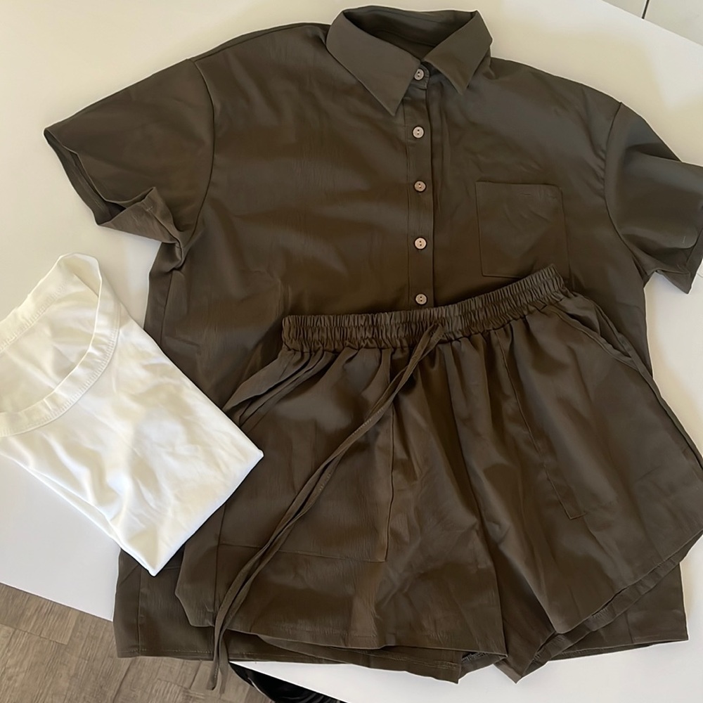 Set of three pieces, size L, green, new condition